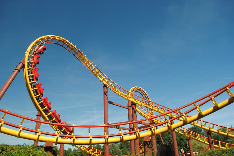 Montagnes russes en parc d'attractions