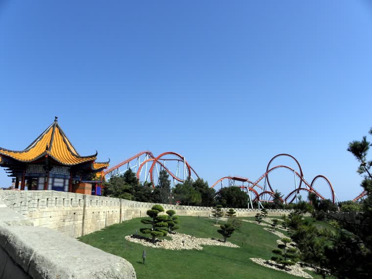 Montagnes russes en parc d'attractions