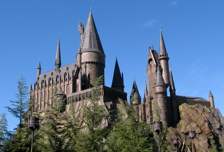 Montagnes russes en parc d'attractions